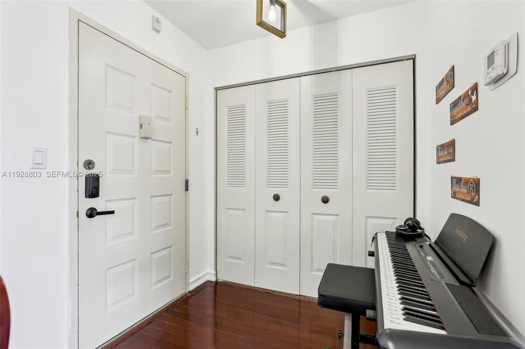 На продажу: $159,000 (2 спален, 2 ванн, 1085 Квадратных фут)