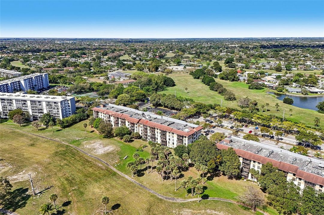 На продажу: $159,000 (2 спален, 2 ванн, 1085 Квадратных фут)