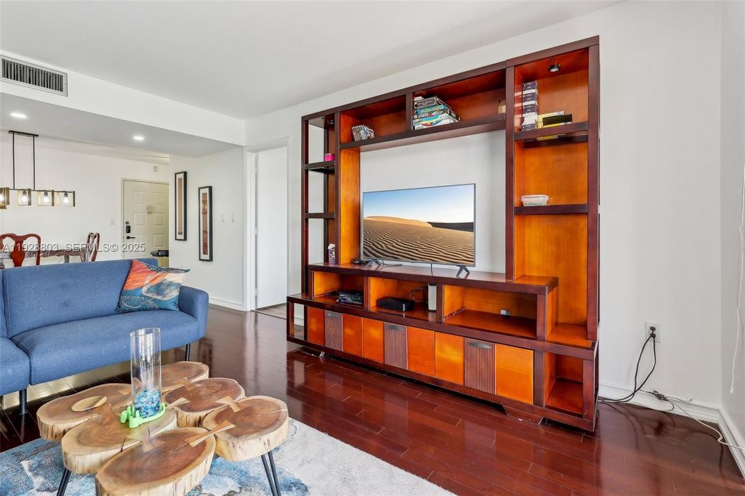 На продажу: $159,000 (2 спален, 2 ванн, 1085 Квадратных фут)