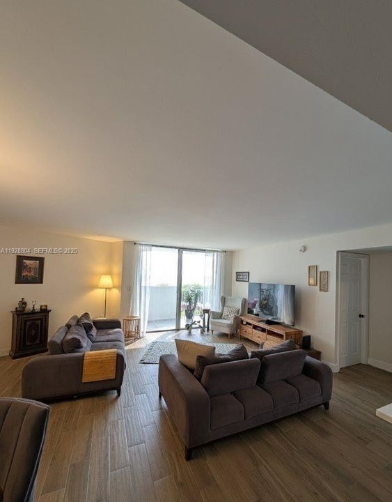 For Rent: $2,450 (2 beds, 2 baths, 1257 Square Feet)