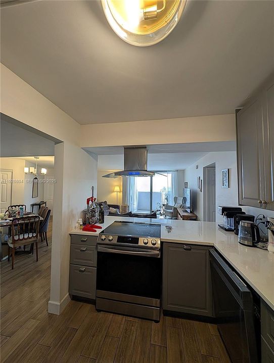 For Rent: $2,450 (2 beds, 2 baths, 1257 Square Feet)