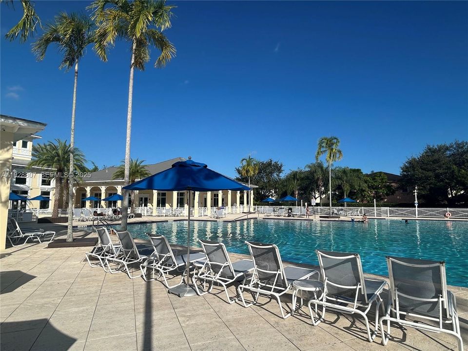 For Rent: $2,300 (3 beds, 2 baths, 1325 Square Feet)