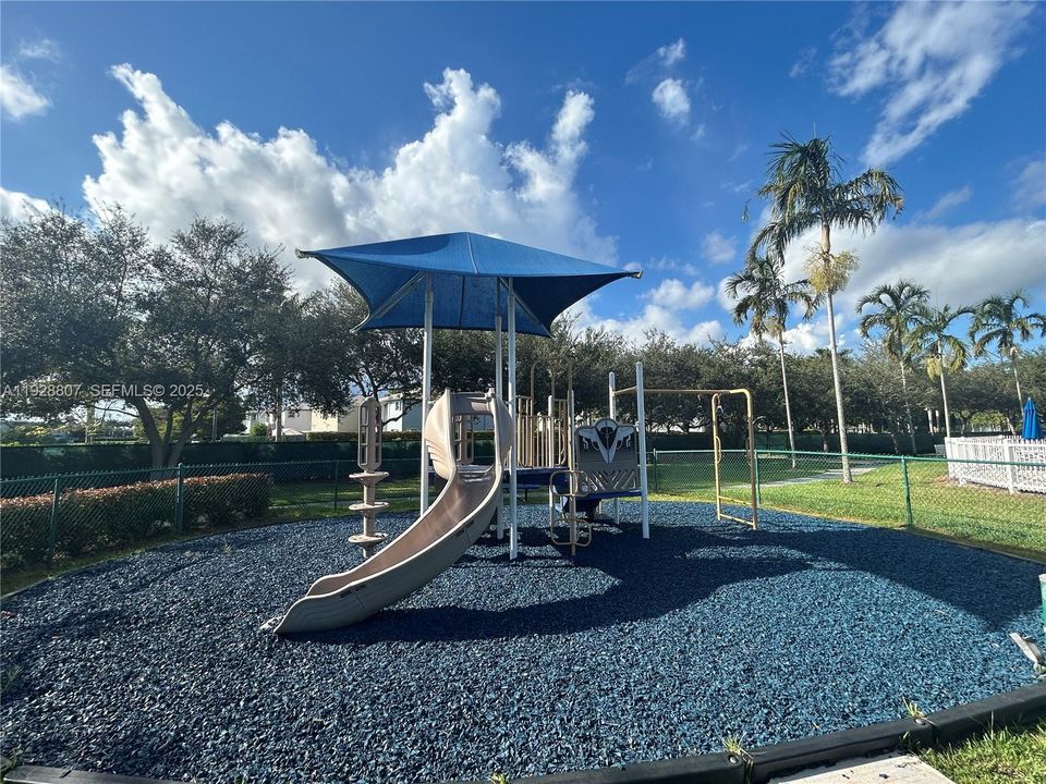 For Rent: $2,300 (3 beds, 2 baths, 1325 Square Feet)