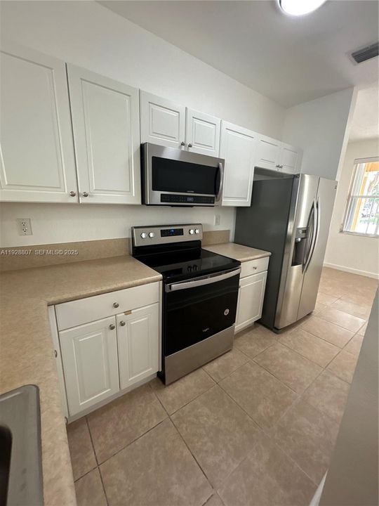 For Rent: $2,300 (3 beds, 2 baths, 1325 Square Feet)