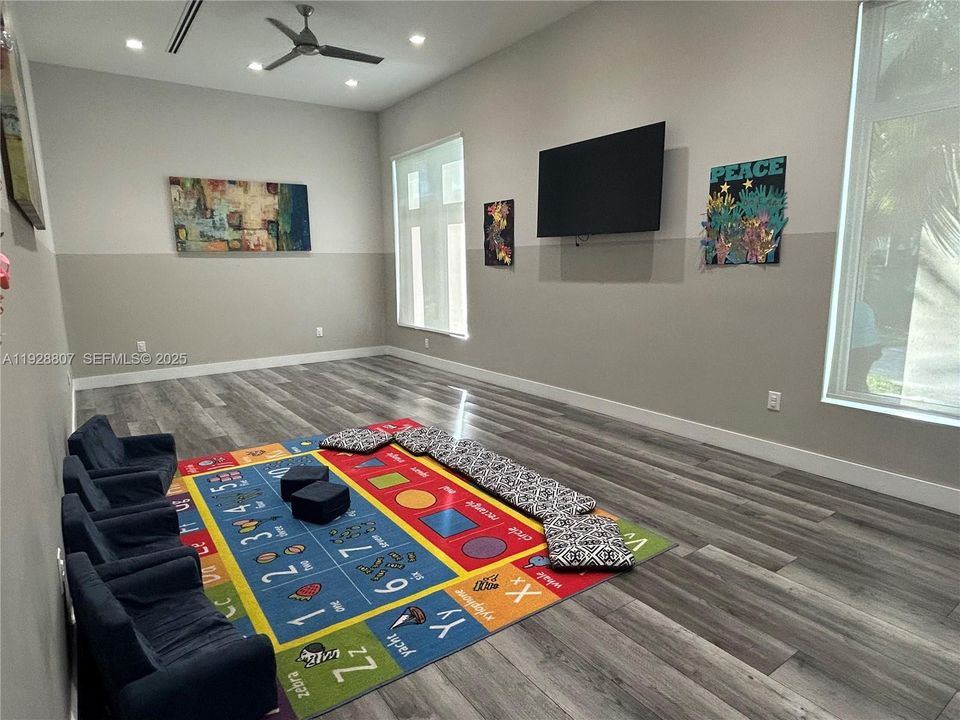 For Rent: $2,300 (3 beds, 2 baths, 1325 Square Feet)