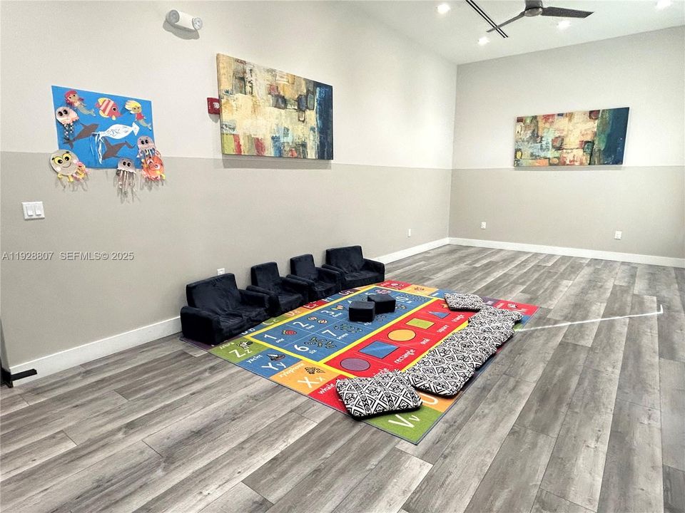 For Rent: $2,300 (3 beds, 2 baths, 1325 Square Feet)