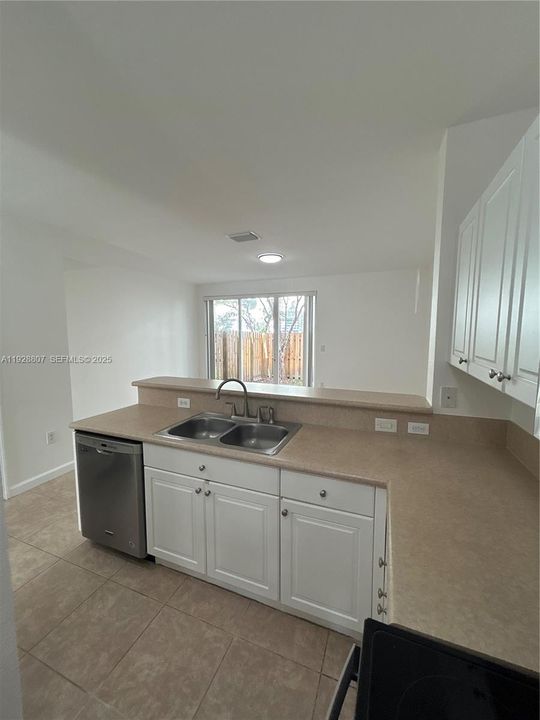 For Rent: $2,300 (3 beds, 2 baths, 1325 Square Feet)