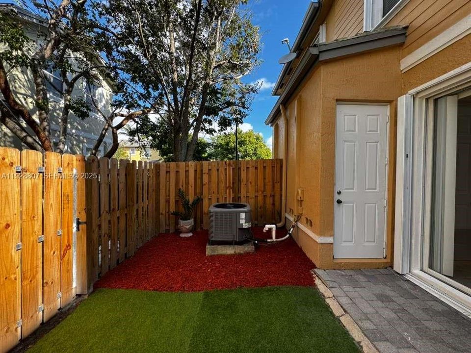 For Rent: $2,300 (3 beds, 2 baths, 1325 Square Feet)