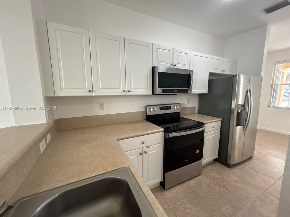 For Rent: $2,300 (3 beds, 2 baths, 1325 Square Feet)