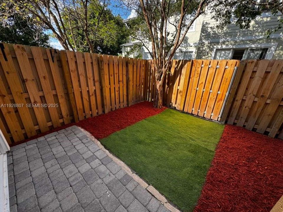 For Rent: $2,300 (3 beds, 2 baths, 1325 Square Feet)