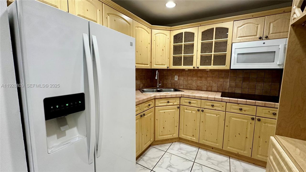 В аренду: $2,200 (2 спален, 1 ванн, 768 Квадратных фут)