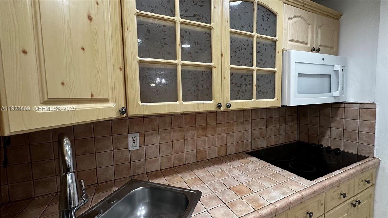 В аренду: $2,200 (2 спален, 1 ванн, 768 Квадратных фут)