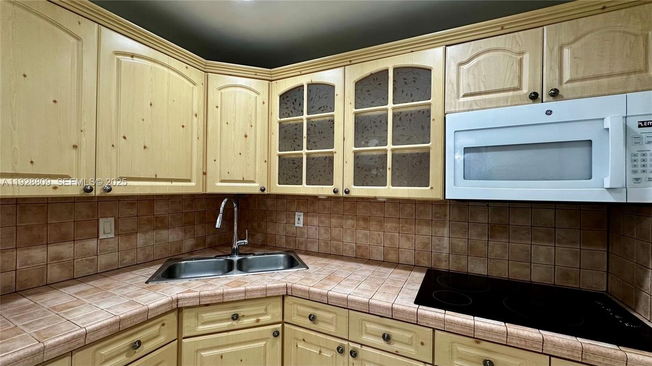 В аренду: $2,200 (2 спален, 1 ванн, 768 Квадратных фут)