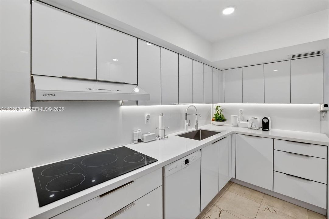 For Sale: $799,000 (2 beds, 2 baths, 1258 Square Feet)