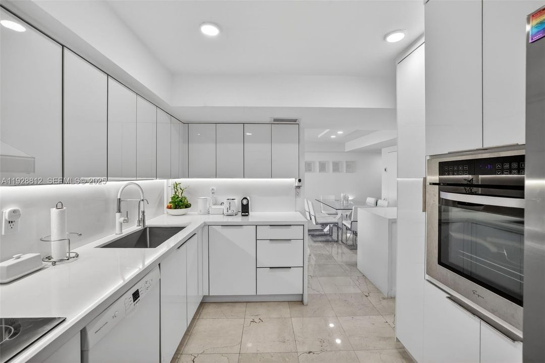 For Sale: $799,000 (2 beds, 2 baths, 1258 Square Feet)