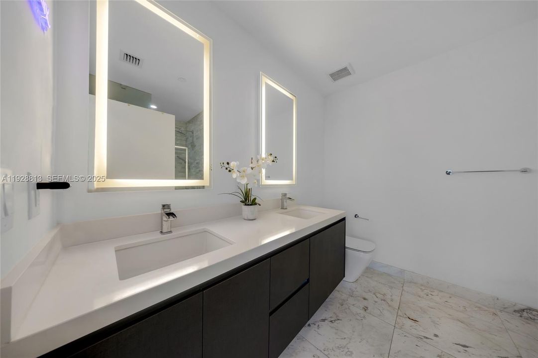 For Sale: $569,000 (1 beds, 2 baths, 1018 Square Feet)