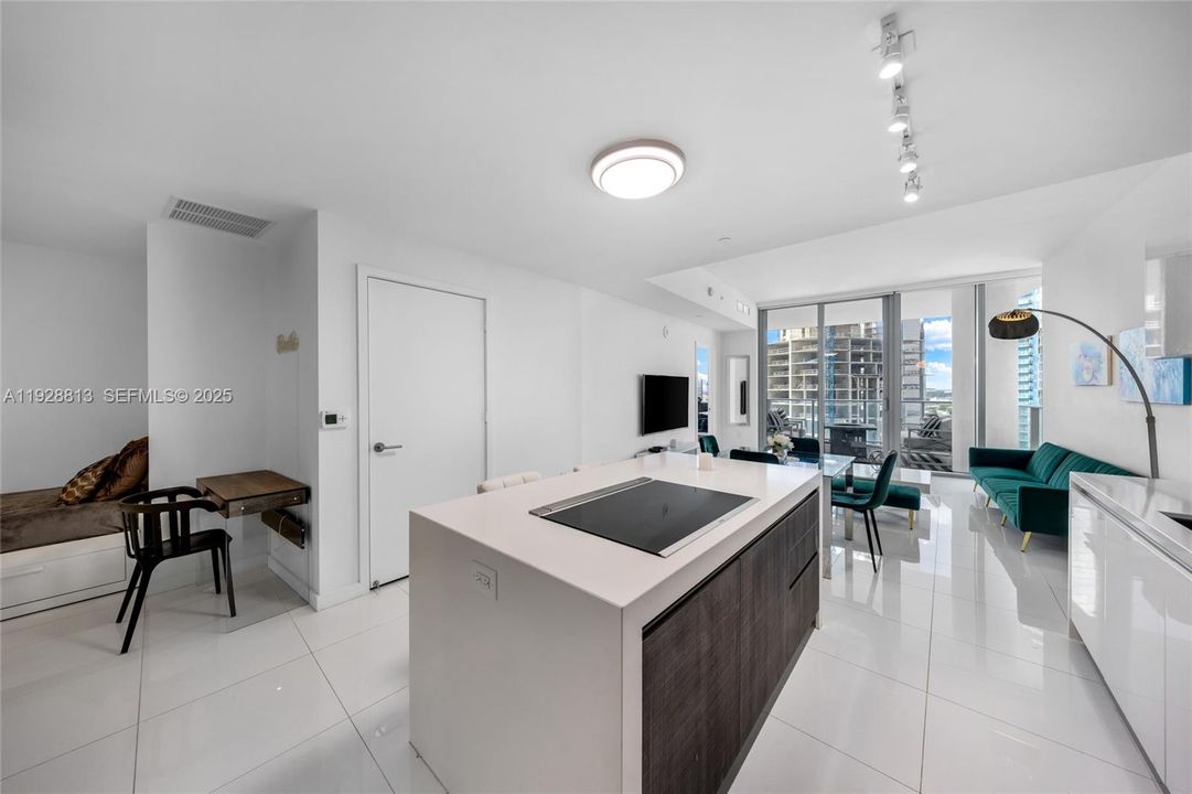For Sale: $569,000 (1 beds, 2 baths, 1018 Square Feet)
