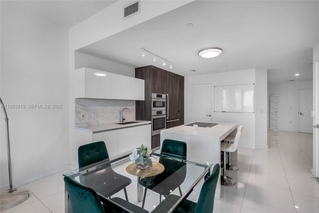 For Sale: $569,000 (1 beds, 2 baths, 1018 Square Feet)