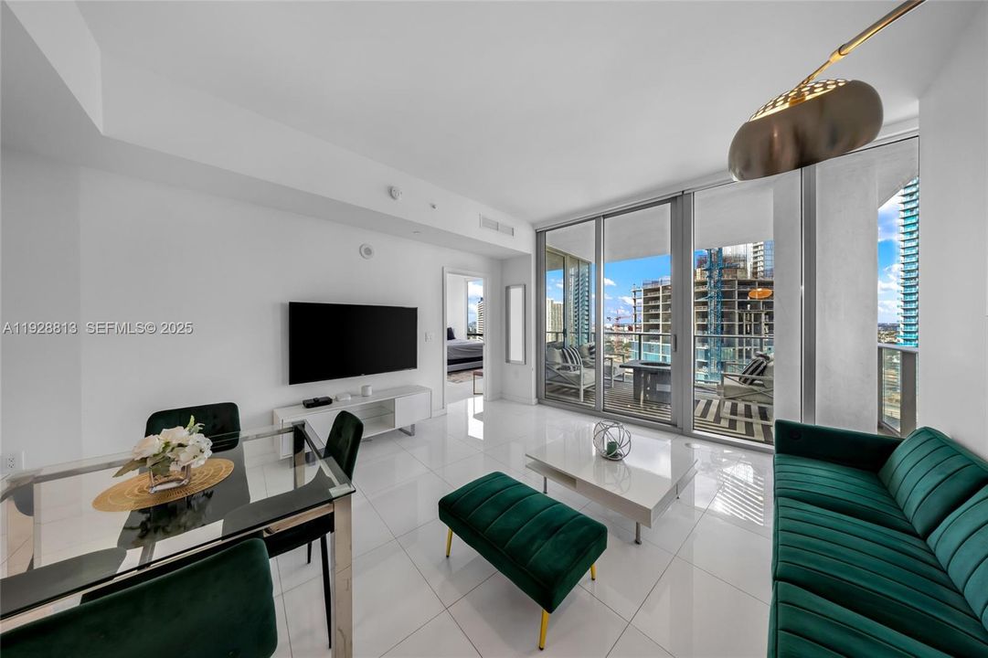 For Sale: $569,000 (1 beds, 2 baths, 1018 Square Feet)