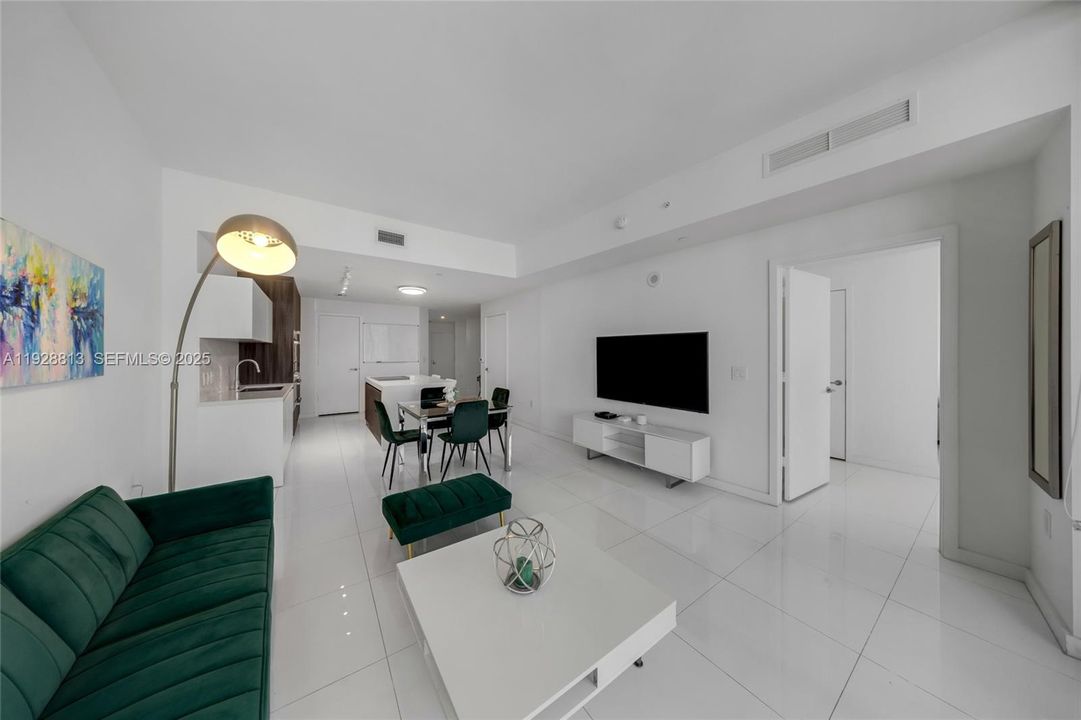 For Sale: $569,000 (1 beds, 2 baths, 1018 Square Feet)