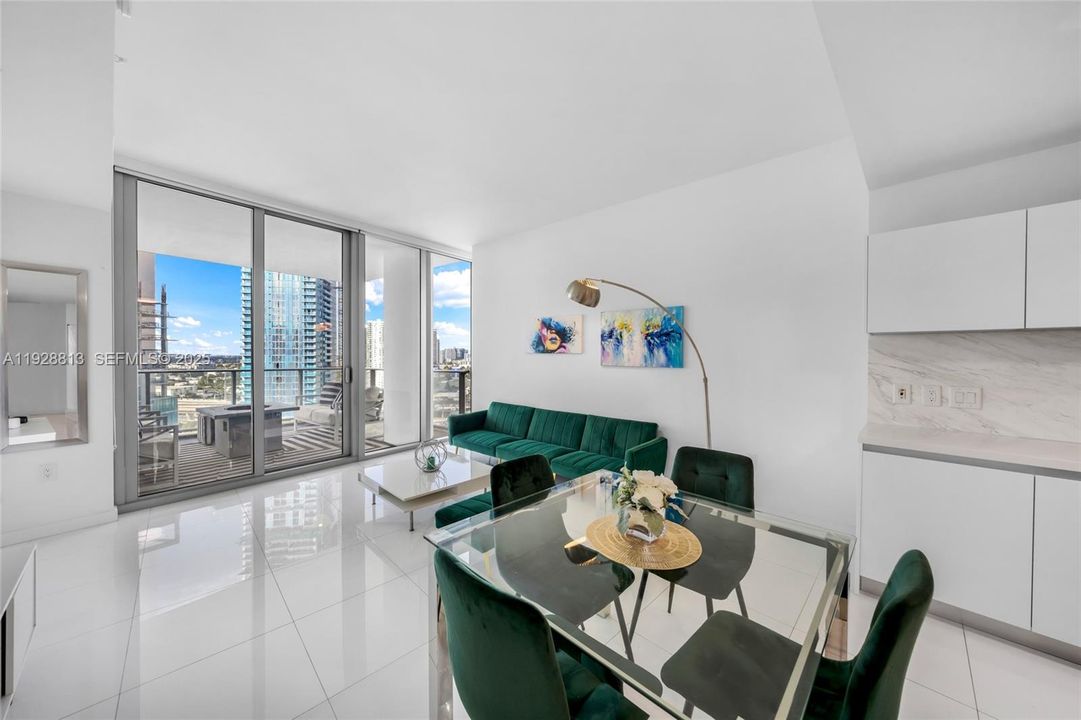 For Sale: $569,000 (1 beds, 2 baths, 1018 Square Feet)