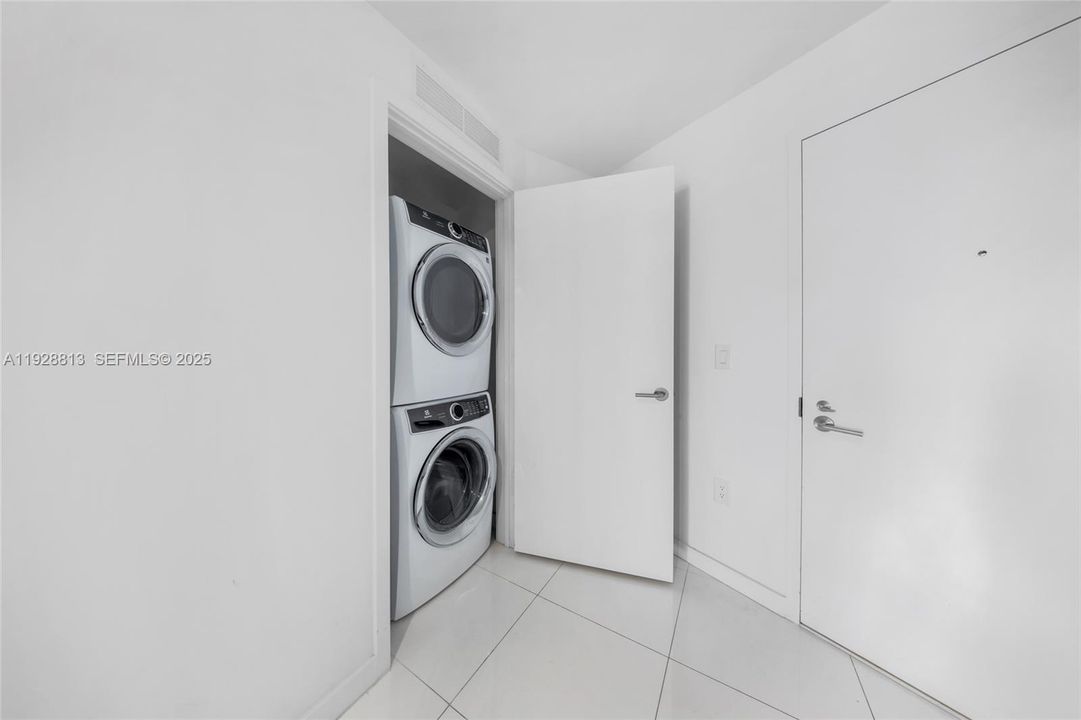 For Sale: $569,000 (1 beds, 2 baths, 1018 Square Feet)