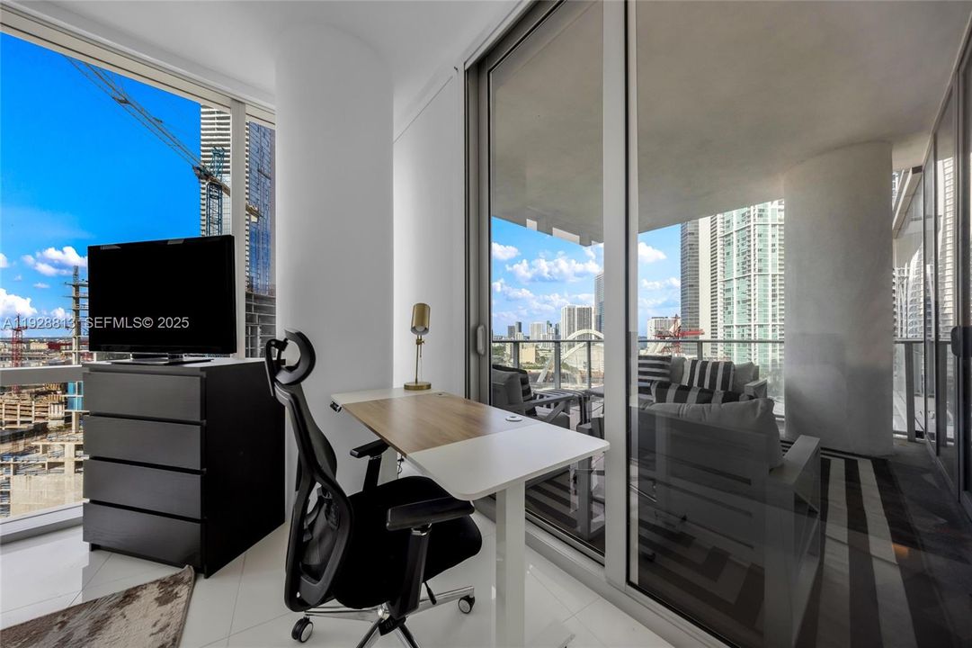 For Sale: $569,000 (1 beds, 2 baths, 1018 Square Feet)