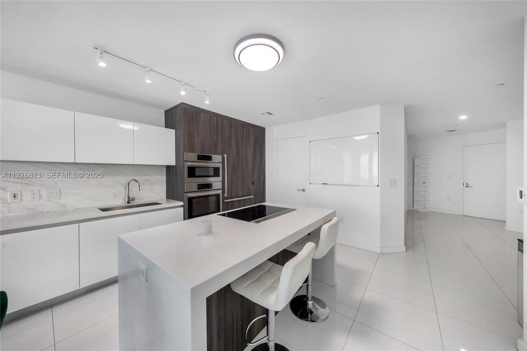 For Sale: $569,000 (1 beds, 2 baths, 1018 Square Feet)