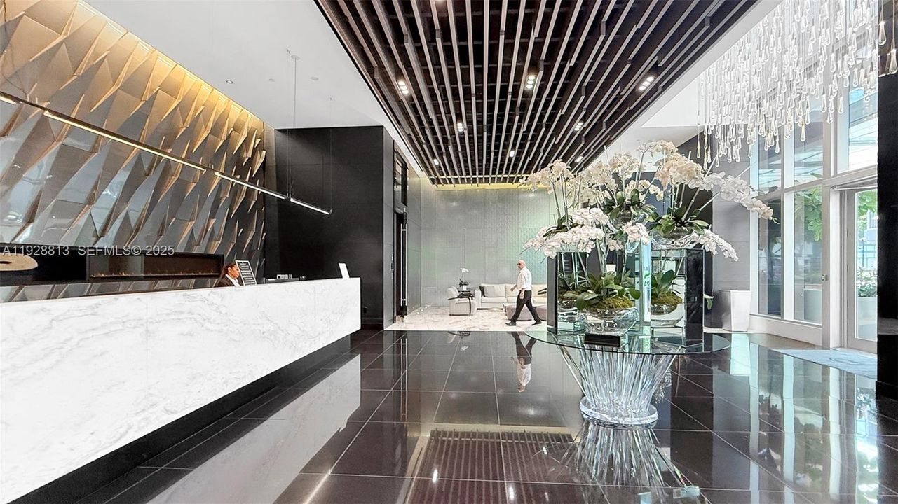 For Sale: $569,000 (1 beds, 2 baths, 1018 Square Feet)