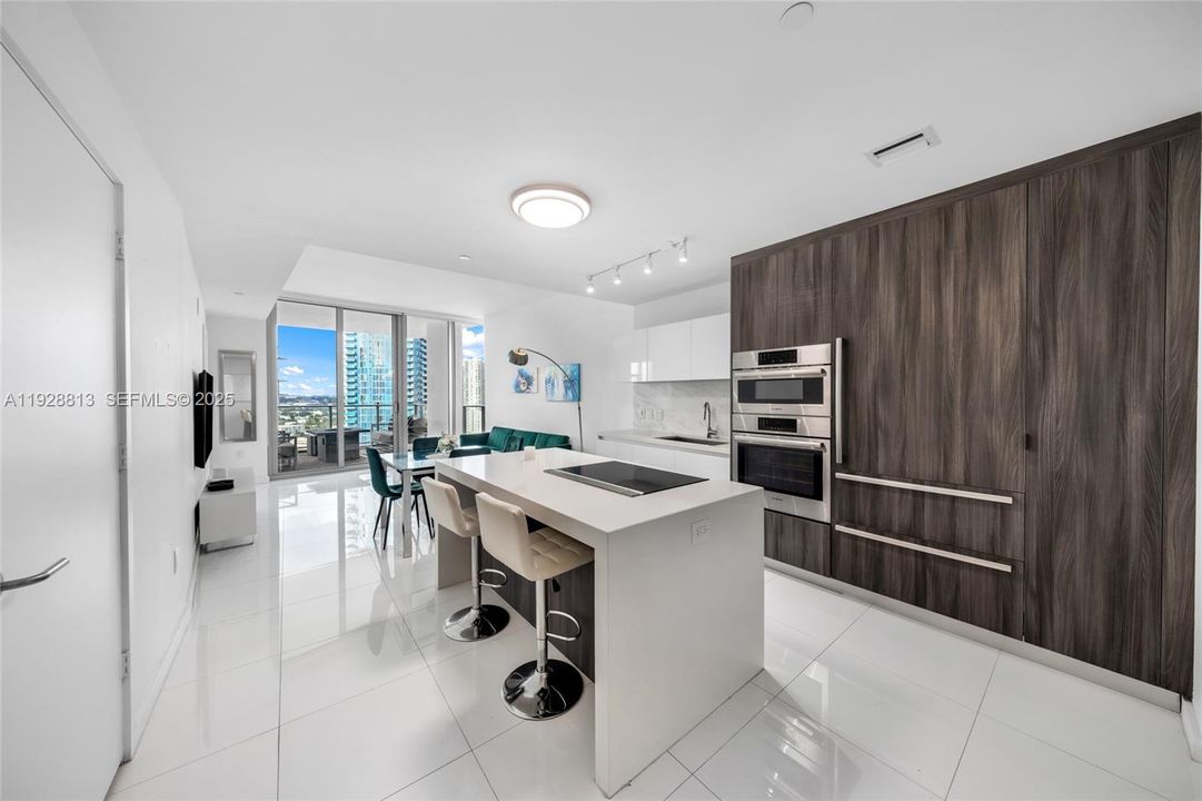For Sale: $569,000 (1 beds, 2 baths, 1018 Square Feet)