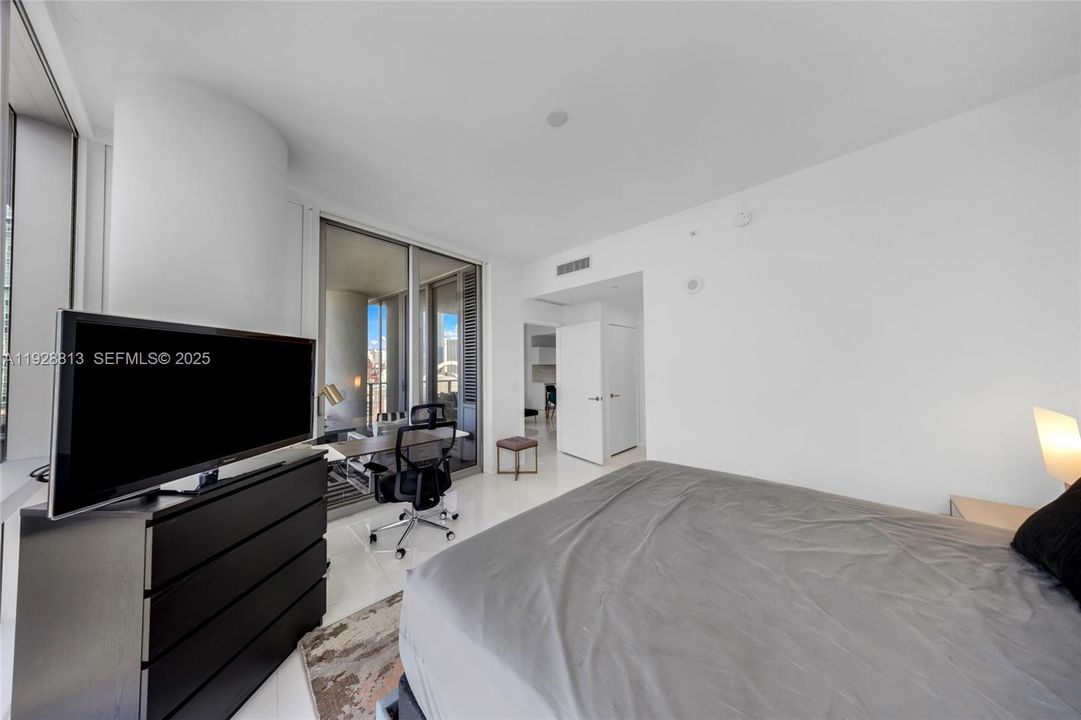 For Sale: $569,000 (1 beds, 2 baths, 1018 Square Feet)