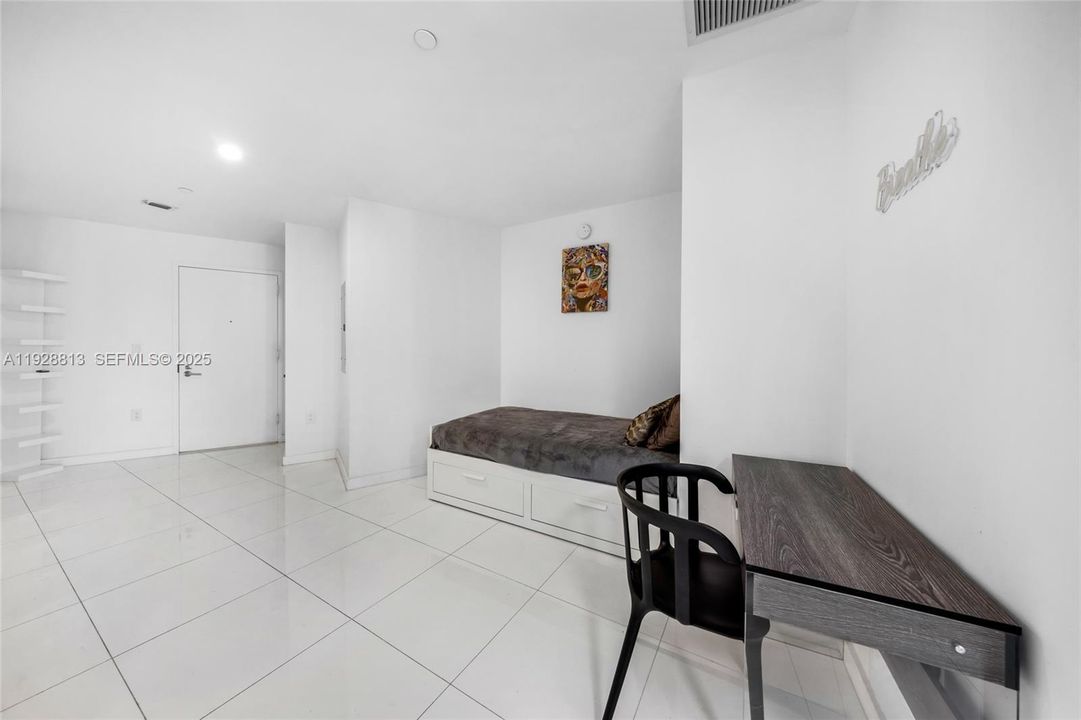 For Sale: $569,000 (1 beds, 2 baths, 1018 Square Feet)