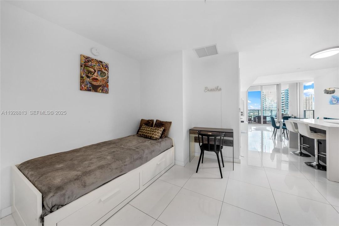 For Sale: $569,000 (1 beds, 2 baths, 1018 Square Feet)