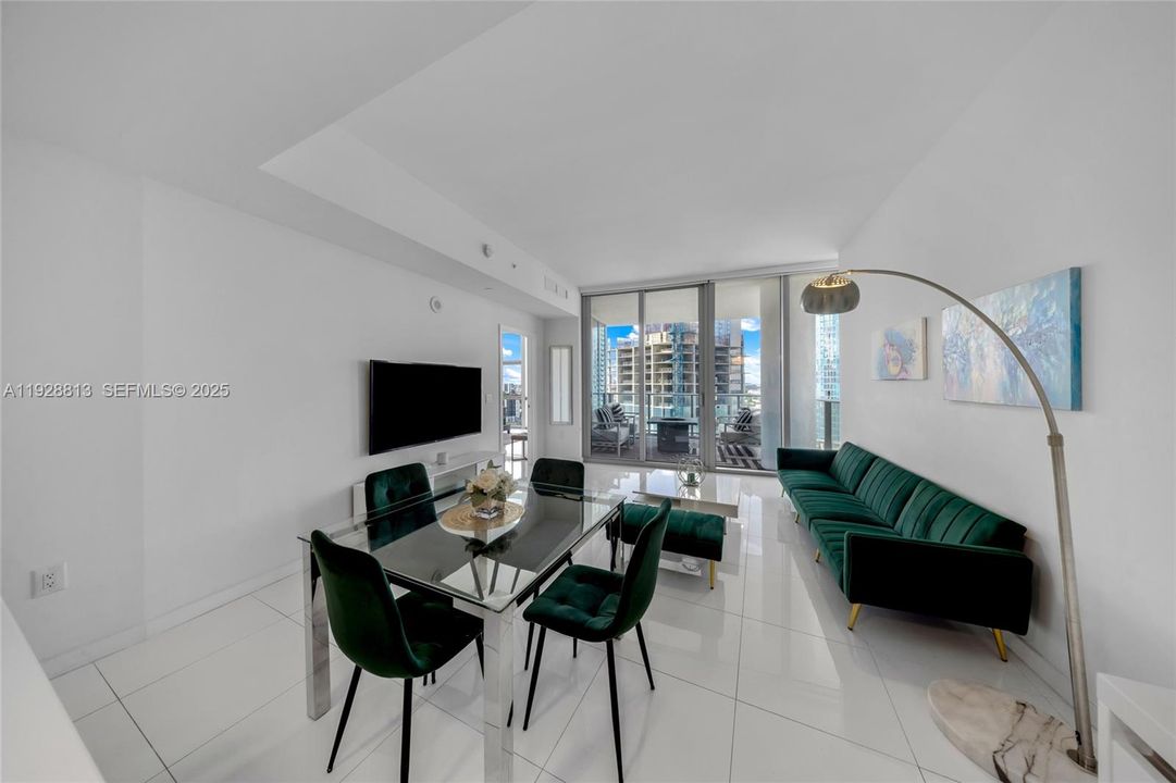 For Sale: $569,000 (1 beds, 2 baths, 1018 Square Feet)