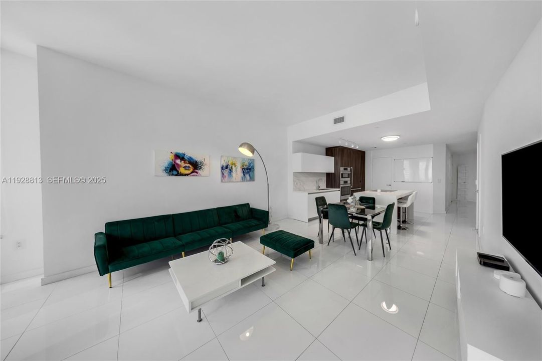 For Sale: $569,000 (1 beds, 2 baths, 1018 Square Feet)