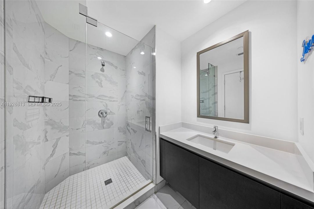 For Sale: $569,000 (1 beds, 2 baths, 1018 Square Feet)