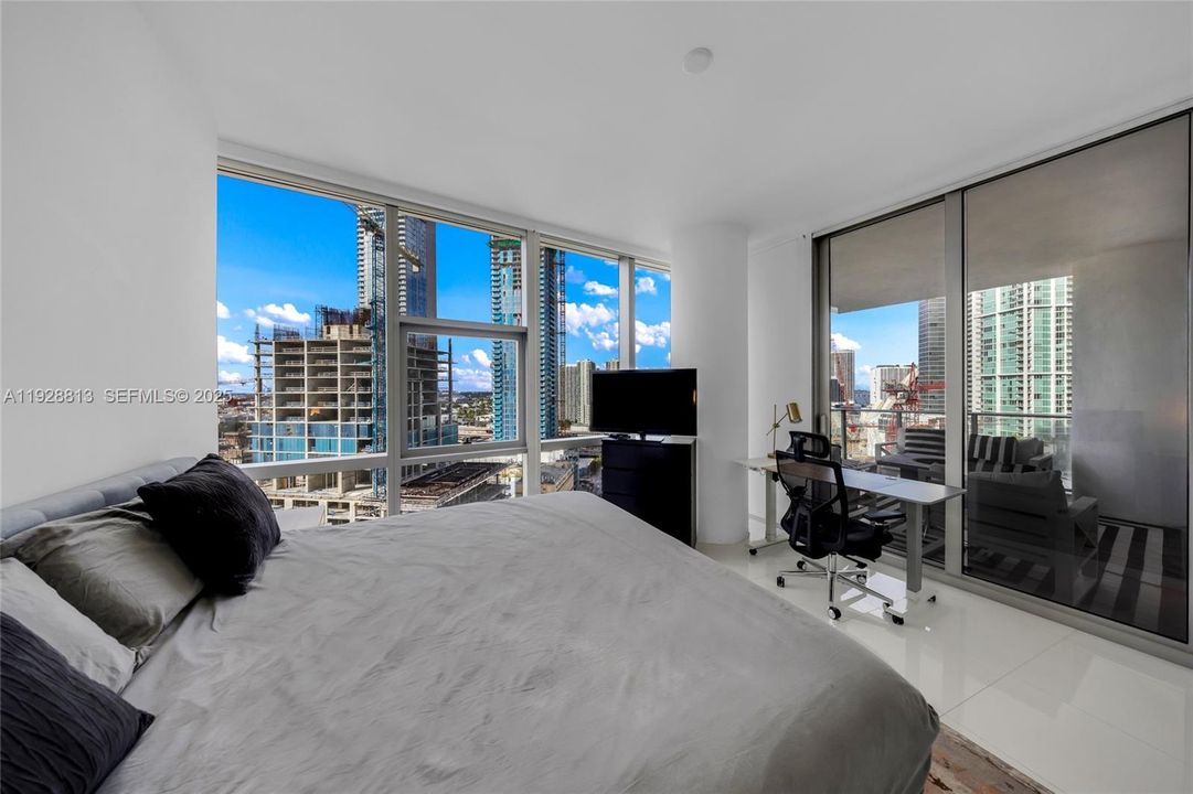 For Sale: $569,000 (1 beds, 2 baths, 1018 Square Feet)