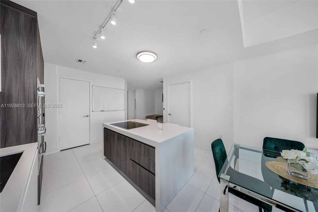 For Sale: $569,000 (1 beds, 2 baths, 1018 Square Feet)