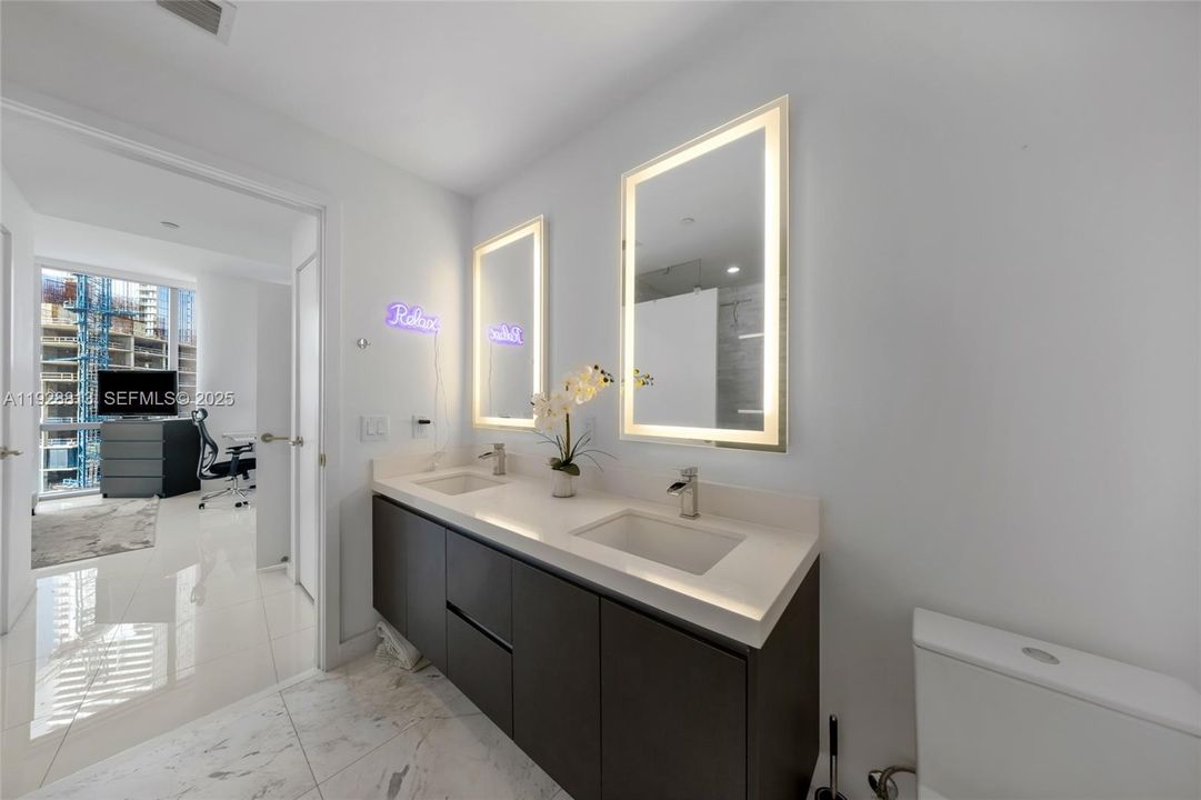 For Sale: $569,000 (1 beds, 2 baths, 1018 Square Feet)