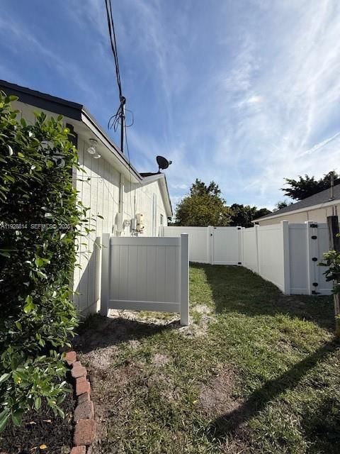 For Sale: $369,900 (3 beds, 2 baths, 1068 Square Feet)