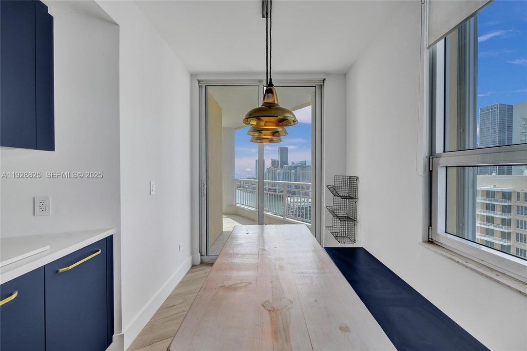 出租: $12,750 (3 贝兹, 3 浴室, 2293 平方英尺)