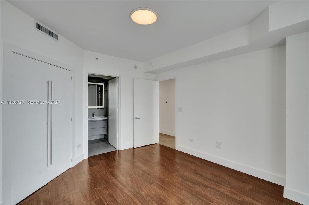 出租: $12,750 (3 贝兹, 3 浴室, 2293 平方英尺)