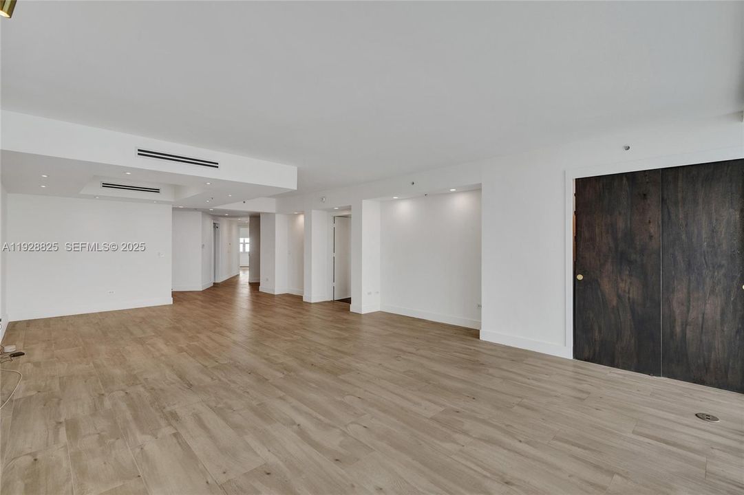 出租: $12,750 (3 贝兹, 3 浴室, 2293 平方英尺)