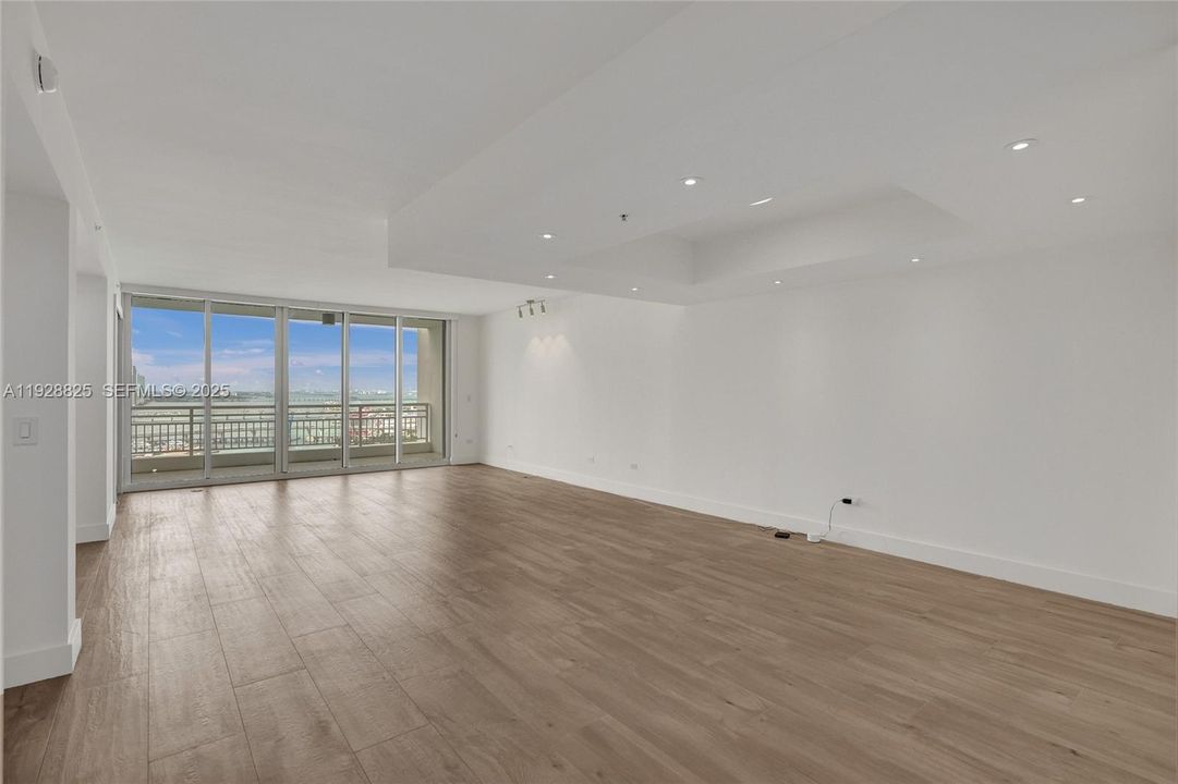 出租: $12,750 (3 贝兹, 3 浴室, 2293 平方英尺)