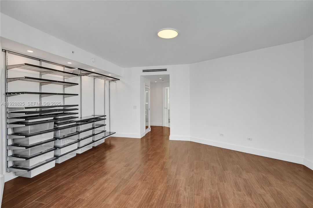 出租: $12,750 (3 贝兹, 3 浴室, 2293 平方英尺)