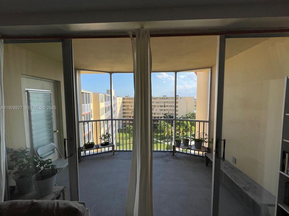 For Sale: $144,500 (1 beds, 1 baths, 1036 Square Feet)