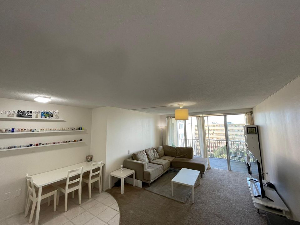 For Sale: $144,500 (1 beds, 1 baths, 1036 Square Feet)