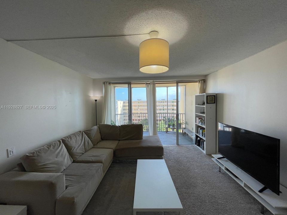 For Sale: $144,500 (1 beds, 1 baths, 1036 Square Feet)