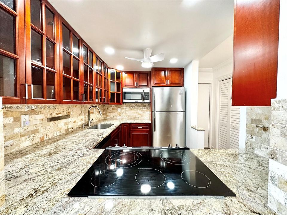 В аренду: $1,900 (2 спален, 2 ванн, 945 Квадратных фут)