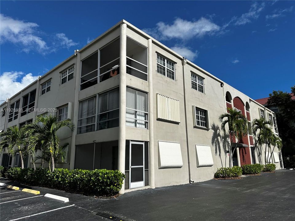 В аренду: $1,900 (2 спален, 2 ванн, 945 Квадратных фут)